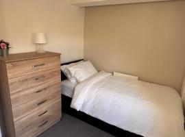5 Bedroom Cosy Bloxwich Stay - WiFi & Free Parking，位于沃尔索尔的酒店