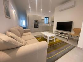 Swieqi Malaika New Apt 1 with COURTYARD，位于Is-Swieqi的酒店
