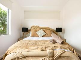 Cozy Home 2mins walk to Rye Beach with Parking and Fast Internet，位于莱伊的酒店