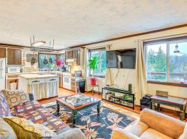 4 Mi to Sandy River Access Studio with Mtn Views!，位于桑迪的酒店