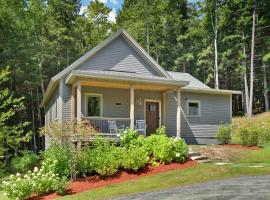 Fireplace Woods Club Access - Modern Quechee，位于Quechee的酒店