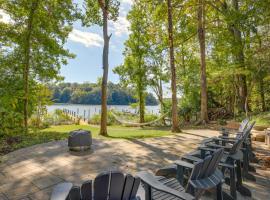 Waterfront Lusby Escape with Fire Pit and Kayaks!，位于道威尔的酒店