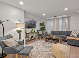 Family Friendly 3BD Oasis-Parking, WIFI & Pets OK!，位于塞伦的酒店
