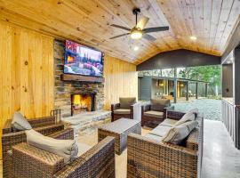 Fire Pits and Gazebo Lakefront Escape in Terry!，位于Terry的酒店