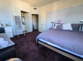 Guest Room in Sherman Oaks with private bathroom and balcony，位于谢尔曼·奥克斯的酒店