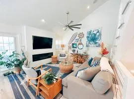 LaLa`s Beachside Getaway! 5 BR, Hammocks, Beach!