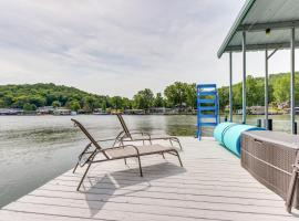 Fire Pit and Dock Lake of the Ozarks Retreat!，位于Roach的酒店