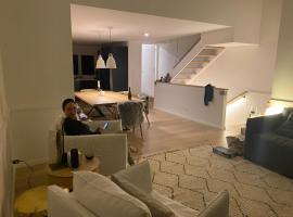 Snowdrift - 2 Bedroom Renovated Chalet close to ski lifts，位于斯瑞德伯的酒店