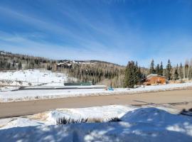 Cozy Retreat with Scenic Views- Prestige Vacations，位于布赖恩峰的滑雪度假村