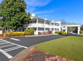 Quality Inn Fayetteville Near Historic Downtown Square，位于费耶特维尔的酒店