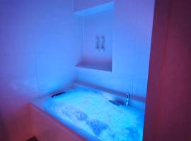 Suite romantique - jacuzzi privé, Wi-Fi & Netflix à Châtel，位于沙泰勒吉永的酒店