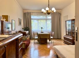 Apartment Sedlčanská - You Will Save Money Here - equipped with antique furniture，位于布拉格的酒店