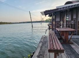 p2 เรือนกระท่อมน้ำ เรือนรอยน้ำ บ้านกามเทพ อัมพวา โฮมสเตย์，位于安帕瓦的酒店