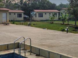Teak Resort Karjat，位于卡尔贾特的酒店