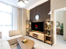 1BR The Wanderer Private Home in Sharjah，位于Sharjah Intl的带泳池的酒店