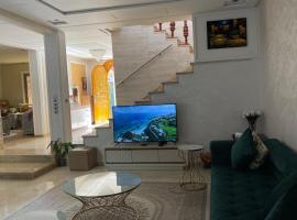 Elegant Modern Villa with Pool，位于盖尼特拉的酒店