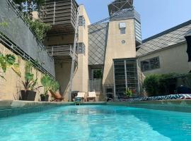 The Architect's Modern Castle，位于劳伦斯的酒店