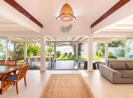 Villa Vanaki - Beachfront Villa 4BR w AC