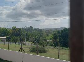 RiverView Retreat - 2 Bed Escape in Linstead，位于Linstead的酒店
