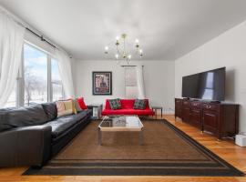 Perfect Location Across from Park & Train Station，位于芝加哥的乡村别墅