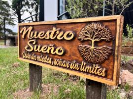 NuestroSueño，位于塞拉纳镇的带停车场的酒店