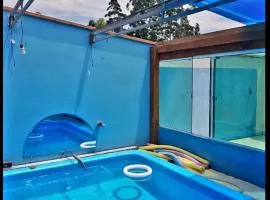 Casa de sítio com piscina coberta, sala de jogos e fogão a lenha