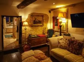 Village Centre Traditional Farm Manor House w Hot Tub