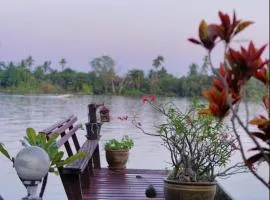 เรือนรอยน้ำ บ้านกามเทพ โฮมสเตย์ อัมพวา
