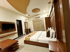 The Grand Hotel Multan，位于木尔坦的酒店