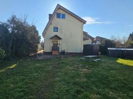 Schöne Wohnung mit Kamin，位于凯奇的酒店