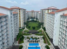 2BR Family suite with Balcony with WiFi and Netflix, behind SM Sucat，位于马尼拉的酒店