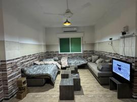 Decapolis 8，位于伊尔比德的酒店