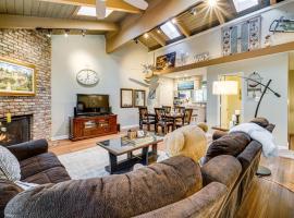 1 Mi to Diamond Peak Ski Resort Condo with Pool，位于斜坡村的公寓