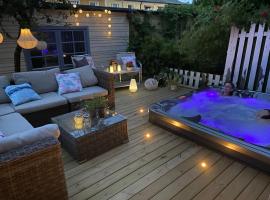 Cozy house with amazing year-around outdoor silver hot tub，位于索茨霍巴根的酒店