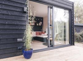 Ultiem ontspannen in luxe en design ingericht tiny house in bosrijke omgeving，位于宁斯佩特的小屋
