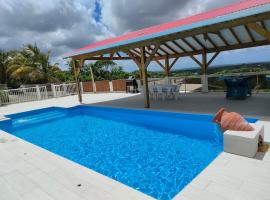 Coin tranquille avec vue panoramique et piscine，位于Fouché的酒店