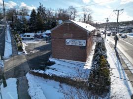 中央庭院汽车旅馆，位于怀特普莱恩斯的酒店