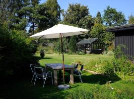 Cozy summer cottage with orangery close to Heatherhill and Beach，位于瓦伊比的酒店