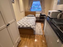 Single bed ensuite room，位于沃金厄姆的酒店