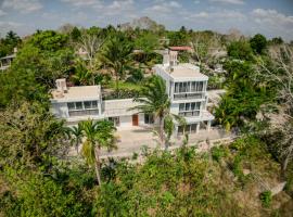 Luxury Lake Villa with Pool & Lagoon Views in Bacalar，位于Xul-Ha的酒店