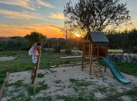 Relax and Unwind: Family-Friendly House near Zadar in Zagrad，位于扎达尔的酒店