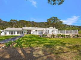 Elegant & Modern Home - Retreat In Gloucester Tranquil Rural Escape With Pool & Views，位于格洛斯特的酒店