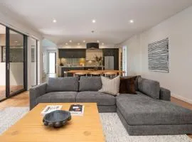 Aura Family Home by the Bay