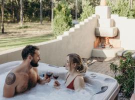 Casa La Vina Pokolbin - Romantic Villas with Outdoor Hot Tubs and Fireplaces，位于波高尔宾的酒店