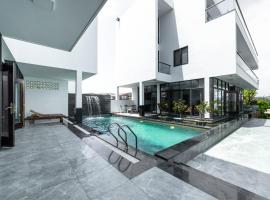 Villa Nguyên Căn 8 Phòng Ngủ View Biển，位于归仁的酒店