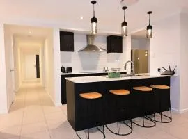 New Spacious 4 Bedroom Retreat fully air conditioned in Loganholme