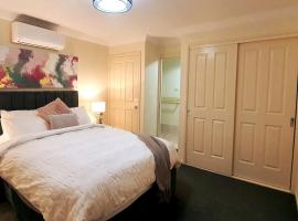 Stylish Home 3mins walk to Worrigee Medical Centre with Free Parking，位于Worragee的酒店