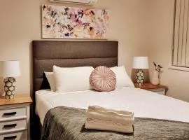 Stylish House in Worrigee 3mins walk to Shops with Free Parking and Wi-Fi