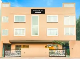 Super Townhouse Viraj Khand Formerly Veridian Inn