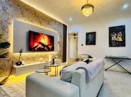 Home2Suite by Veronica Buziga, Munyonyo- Luxury with Netflix, Wi-Fi, & Free Parking